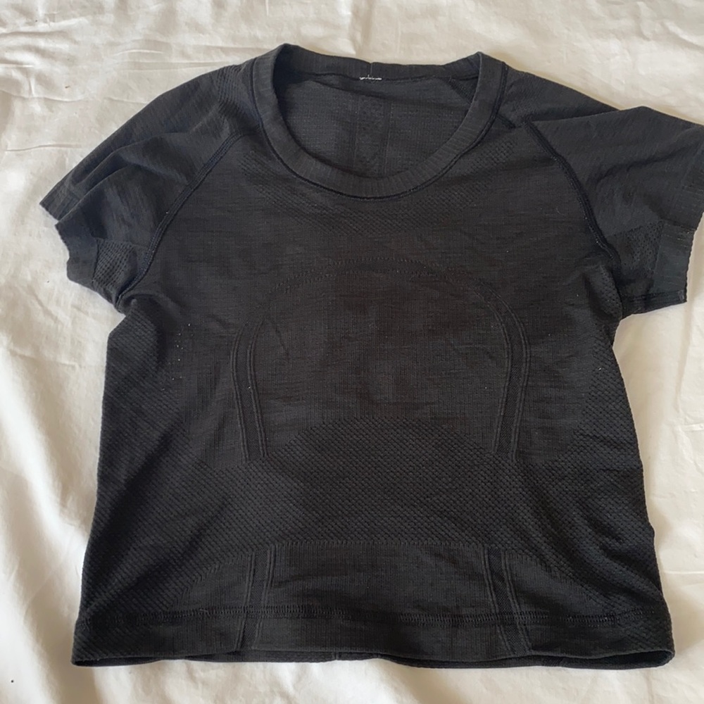 Black Cropped Lululemon shirt